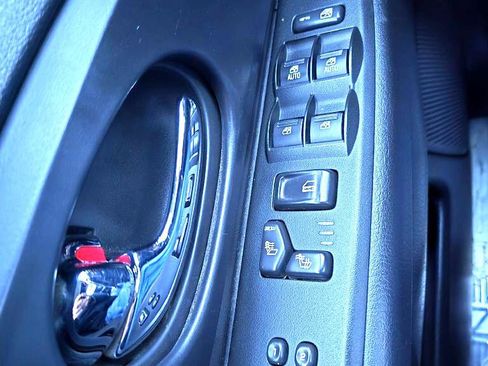 Used 2007 GMC Envoy Denali image 17