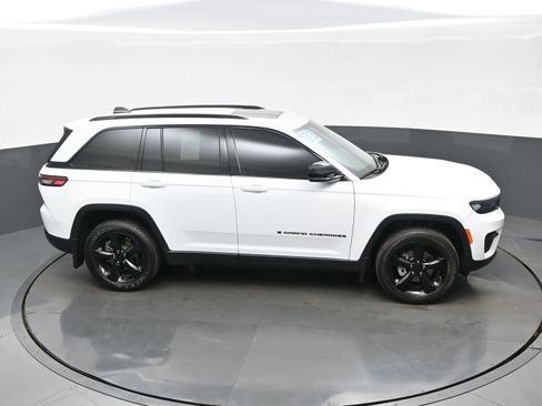 Used 2023 Jeep Grand Cherokee Altitude image 39