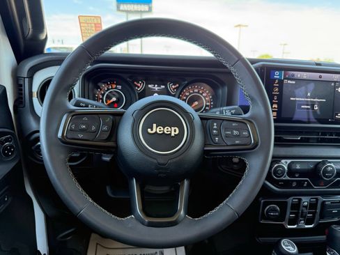 Used 2025 Jeep Gladiator Sport AWD/4WD image 15