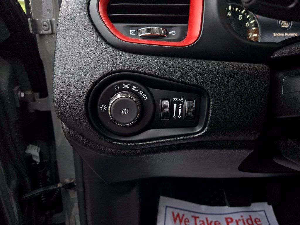 Used 2023 Jeep Renegade Trailhawk w/ Trailhawk Elite Group AWD/4WD image 15