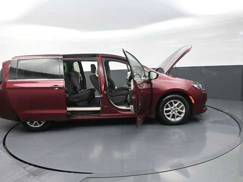 Used 2022 Chrysler Voyager LX FWD image 14