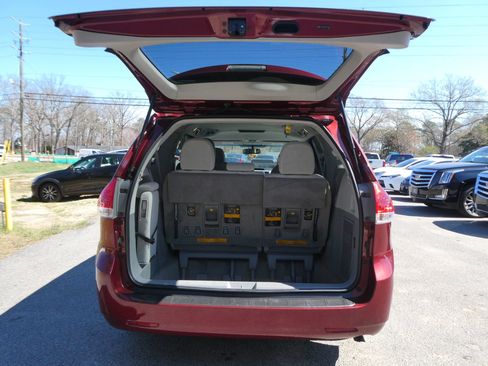 Used 2011 Toyota Sienna LE image 7