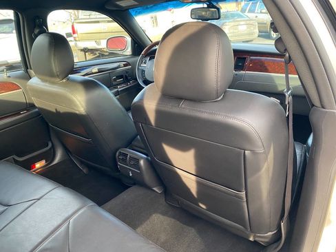 Used 2008 Lincoln Town Car Signature Limited image 25