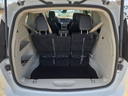 Used 2024 Chrysler Pacifica Touring-L image 12