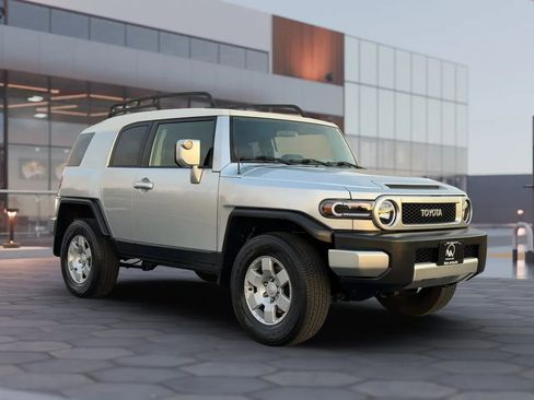 Used 2007 Toyota FJ Cruiser Sport Utility 2D image 3
