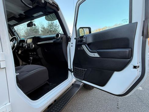 Used 2017 Jeep Wrangler Unlimited Sahara w/ Connectivity Group image 26