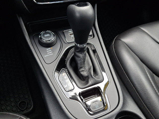 Used 2019 Jeep Cherokee Latitude Plus AWD/4WD image 17