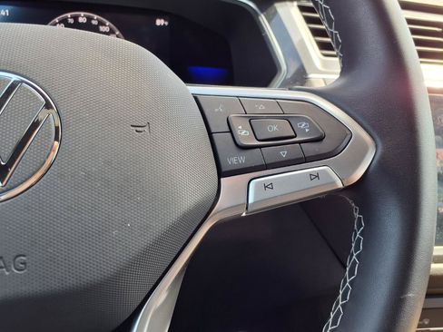 Used 2022 Volkswagen Tiguan SE w/ Panoramic Sunroof Package FWD image 16