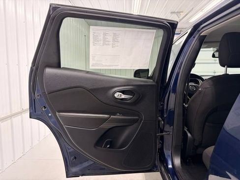 Used 2016 Jeep Cherokee Latitude AWD/4WD image 12