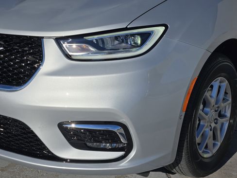 New 2026 Chrysler Pacifica Select image 6