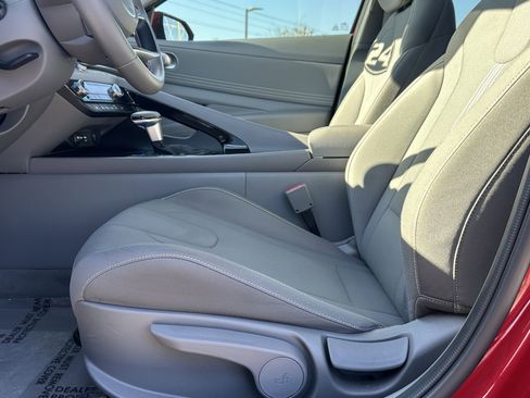 Used 2024 Hyundai Elantra SEL w/ Convenience Package image 12