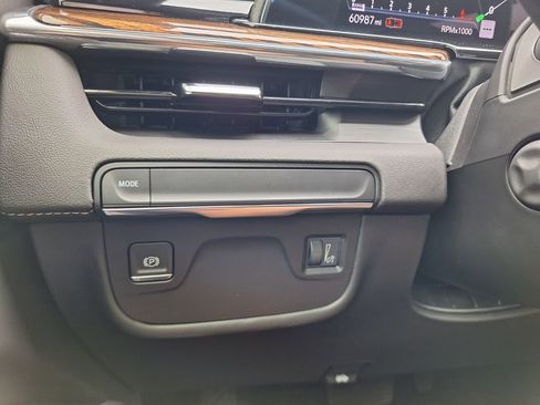 Used 2023 Cadillac Escalade ESV Luxury RWD image 22