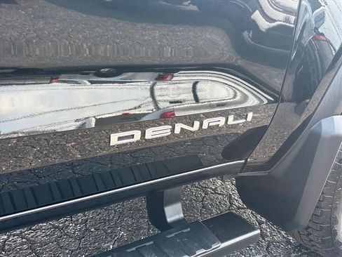 Used 2025 GMC Canyon Denali w/ LPO, Denali Black Edition AWD/4WD image 11