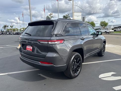 New 2026 Jeep Grand Cherokee Altitude image 4