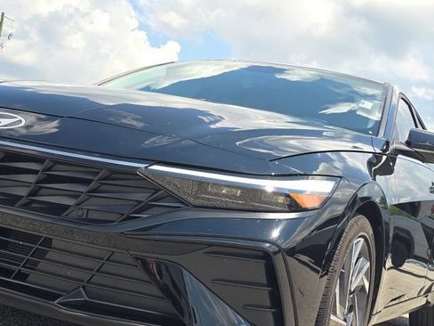 Used 2025 Hyundai Elantra Limited FWD image 9