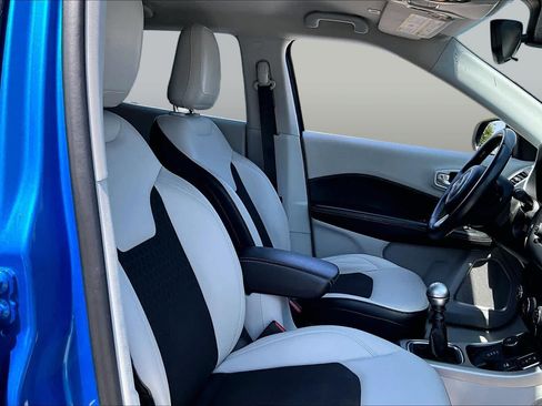 Used 2018 Jeep Compass Latitude AWD/4WD image 9