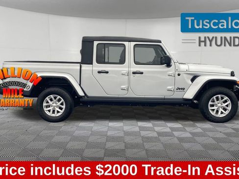 Used 2023 Jeep Gladiator Sport image 10