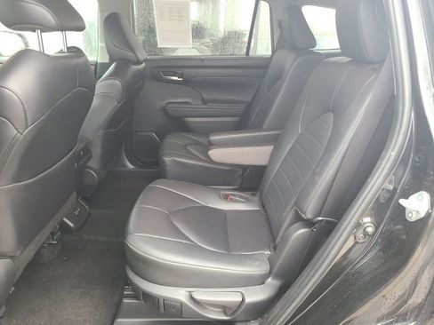 Used 2024 Toyota Highlander XLE image 13