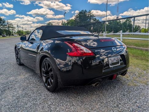 Used 2018 Nissan 370Z Touring RWD image 8