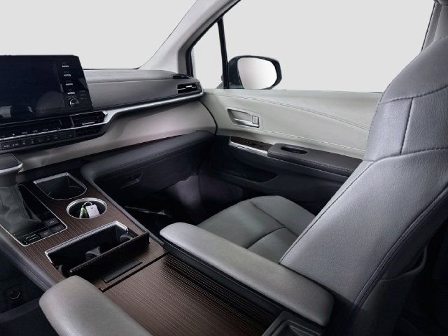 Certified 2024 Toyota Sienna XLE FWD image 25