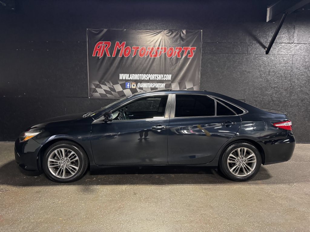 Used 2017 Toyota Camry SE w/ Moonroof Package FWD image 2