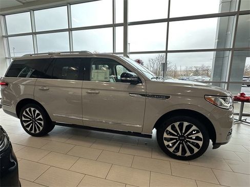 Certified 2022 Lincoln Navigator Reserve image 4