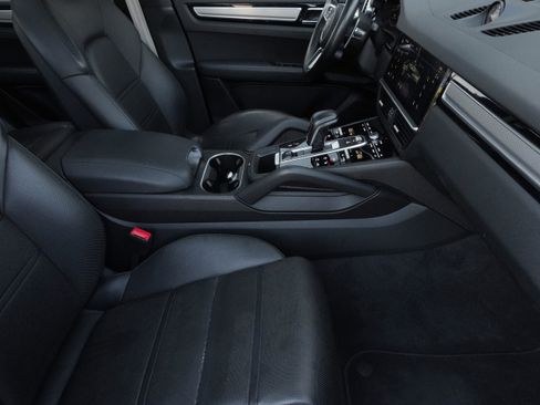 Used 2022 Porsche Cayenne Platinum Edition AWD/4WD image 13