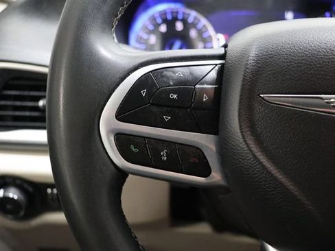 Used 2023 Chrysler Pacifica Touring-L FWD image 21