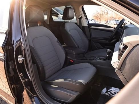 Used 2025 Volkswagen Jetta SE w/ Sunroof Package image 21