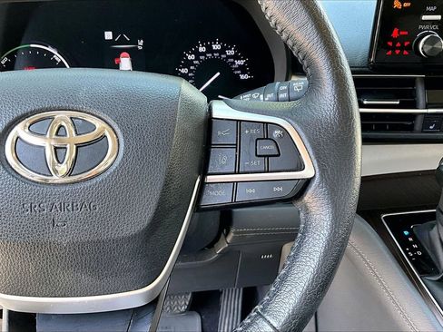 Used 2022 Toyota Sienna XLE image 11