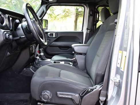 Used 2019 Jeep Wrangler Unlimited Sahara AWD/4WD image 18