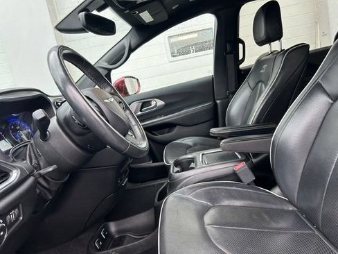 Certified 2019 Chrysler Pacifica Limited w/ S Appearance Package FWD image 8