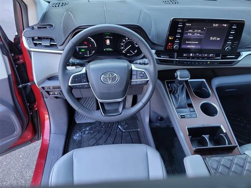 Used 2022 Toyota Sienna XLE image 18