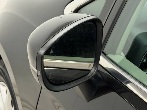 Used 2023 Chrysler Pacifica Touring-L FWD image 34