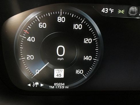 Used 2016 Volvo XC90 T6 R-Design w/ Vision Package image 25