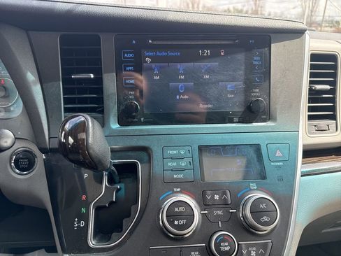 Used 2015 Toyota Sienna FWD image 13