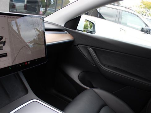 Used 2021 Tesla Model Y Long Range AWD/4WD image 21