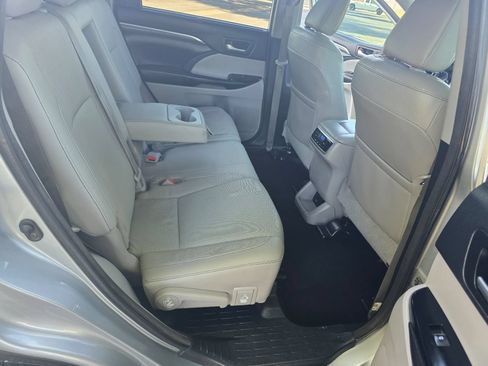 Used 2018 Toyota Highlander Limited w/ Carpet Mat Package (TMS) FWD image 34