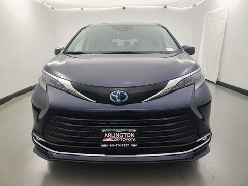 Used 2024 Toyota Sienna XLE image 9