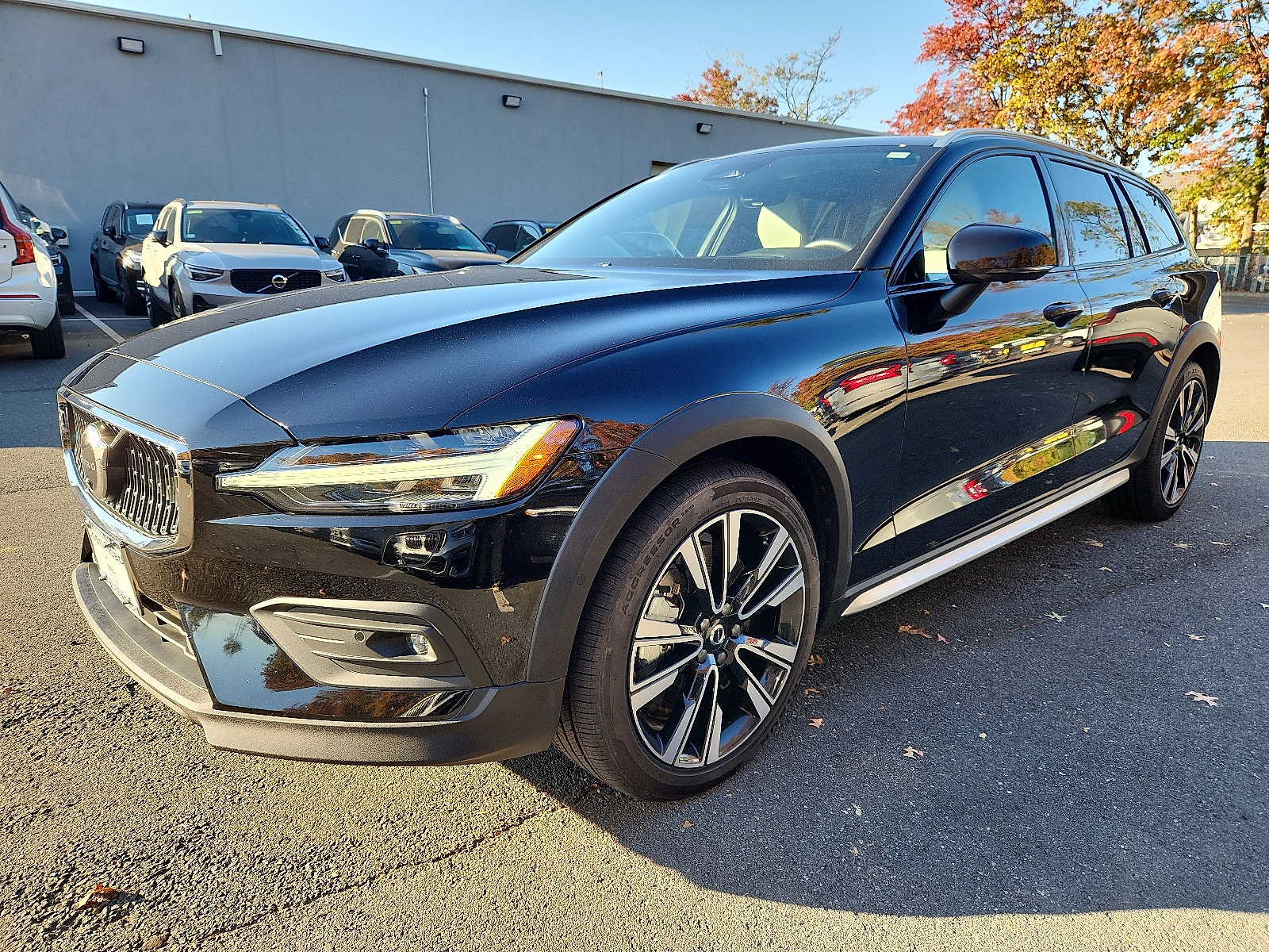 Used 2025 Volvo V60 B5 Cross Country Ultra AWD/4WD image 3