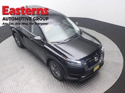 Used 2024 Nissan Pathfinder S AWD/4WD image 3