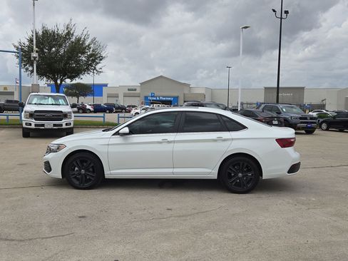 Used 2023 Volkswagen Jetta SE w/ Panoramic Sunroof Package image 7