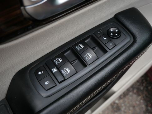 Used 2021 Chrysler Pacifica Limited w/ Uconnect Theater Family Group FWD image 24