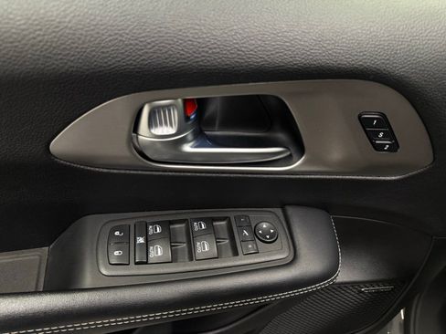 Used 2022 Chrysler Pacifica Limited w/ Uconnect Theater Family Group image 10