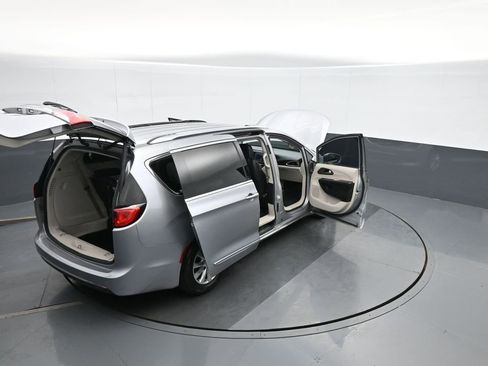 Used 2019 Chrysler Pacifica Touring-L image 40