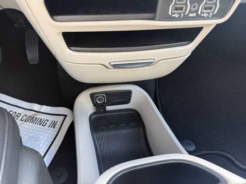 Used 2024 Chrysler Pacifica Touring-L FWD image 26