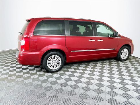 Used 2014 Chrysler Town & Country Limited w/ Luxury Group FWD image 10