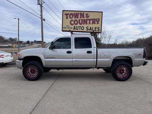 Used 2005 GMC Sierra 2500 SLE w/ Skid Plate Package image 4