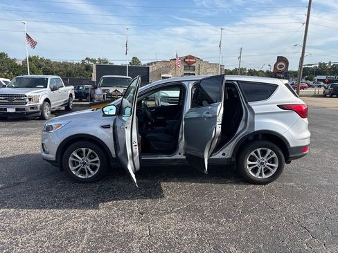 Used 2019 Ford Escape SE FWD image 4