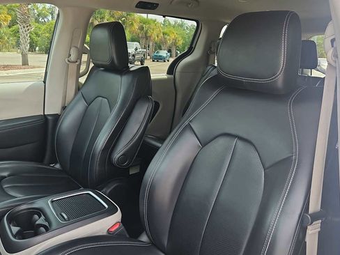 Used 2023 Chrysler Pacifica Touring-L FWD image 13